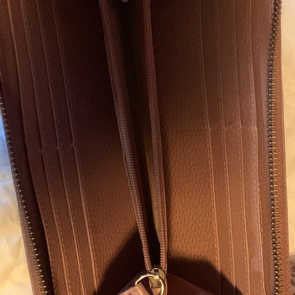 Roots 73 wallet. 12 card slots. Mauve - Picture 2 of 5